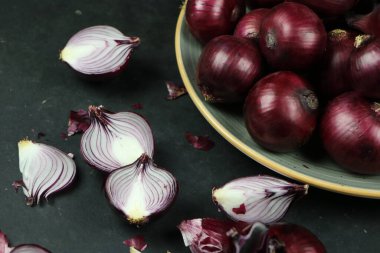 tatlı kırmızı soğanlar arka planda