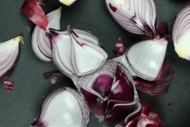 tatlı kırmızı soğanlar arka planda