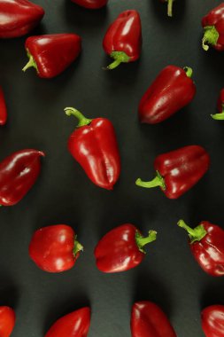 Siyah arkaplanda kırmızı biber