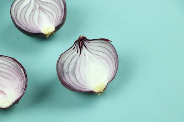 tatlı kırmızı soğanlar arka planda