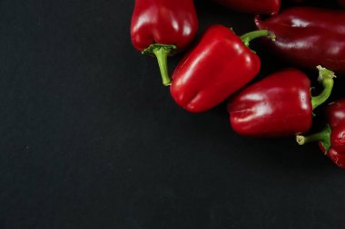 Siyah arkaplanda kırmızı biber