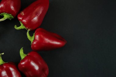 Siyah arkaplanda kırmızı biber