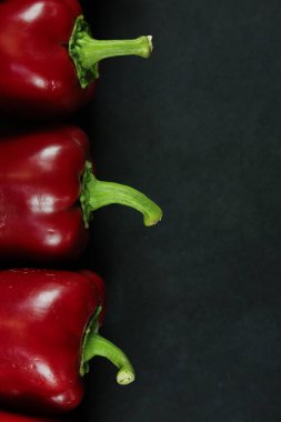 Siyah arkaplanda kırmızı biber