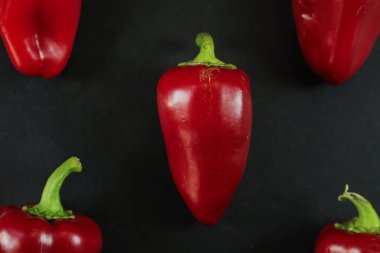 Siyah arkaplanda kırmızı biber