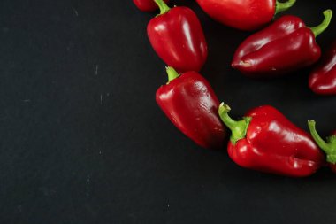 Siyah arkaplanda kırmızı biber