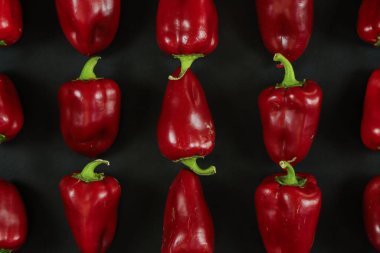Siyah arkaplanda kırmızı biber