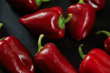 Siyah arkaplanda kırmızı biber