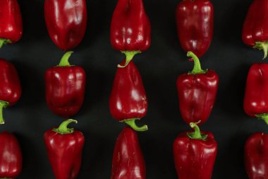 Siyah arkaplanda kırmızı biber