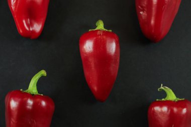 Siyah arkaplanda kırmızı biber