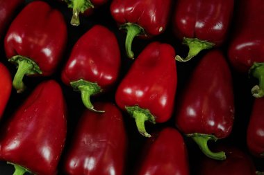 Siyah arkaplanda kırmızı biber