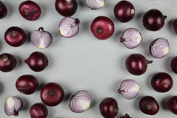 Cipolle rosse dolci su sfondo — Foto Stock