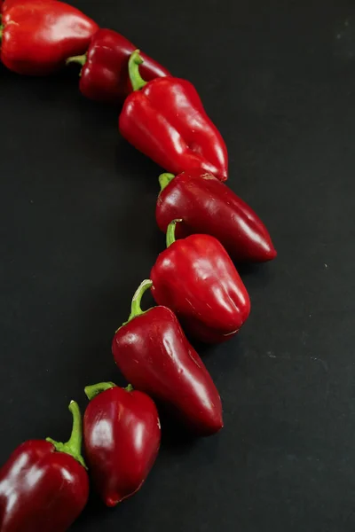 Siyah arkaplanda kırmızı biber