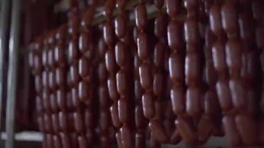 Otomatik bir makine tarafından üretilen et fabrikasında sosis işleniyor.