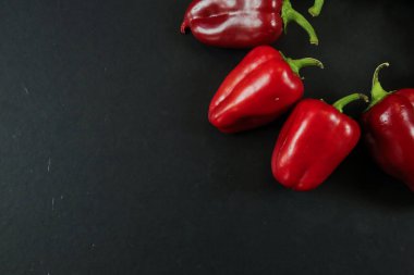 Siyah arkaplanda kırmızı biber