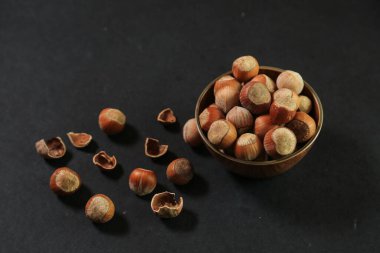 Tahta arka planda fındıklar. Bir yığın fındık. sağlıklı yiyecekler