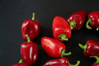 Siyah arkaplanda kırmızı biber
