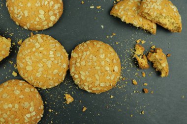  Kırıntılı zencefilli bisküvi