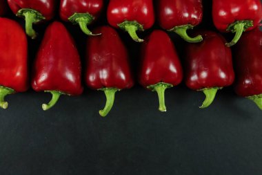 Siyah arkaplanda kırmızı biber