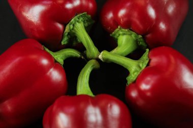 Siyah arkaplanda kırmızı biber