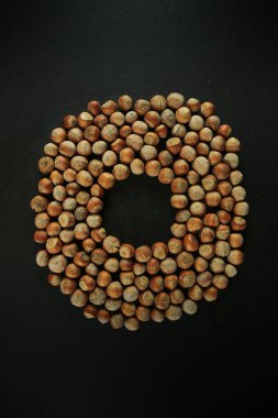 Tahta arka planda fındıklar. Bir yığın fındık. sağlıklı yiyecekler