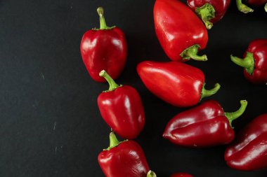 Siyah arkaplanda kırmızı biber