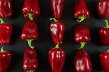 Siyah arkaplanda kırmızı biber