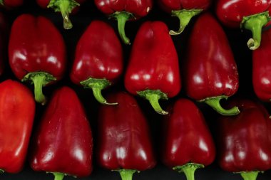 Siyah arkaplanda kırmızı biber