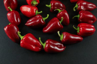 Siyah arkaplanda kırmızı biber