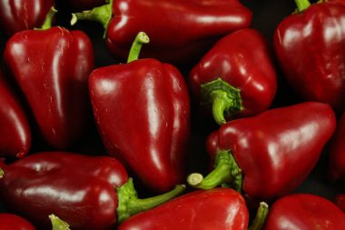 Siyah arkaplanda kırmızı biber