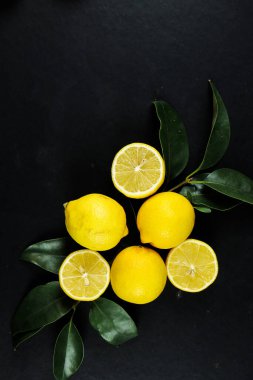 Yapraklı limon grubu, arka planda izole