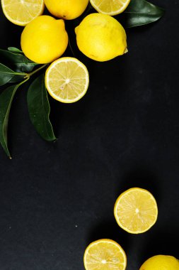 Yapraklı limon grubu, arka planda izole