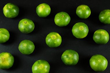 Arka planda yetişen yeşil tatlı mandalinalar