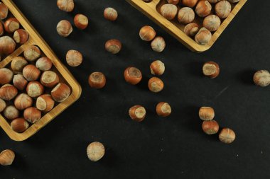 Tahta arka planda fındıklar. Bir yığın fındık. sağlıklı yiyecekler