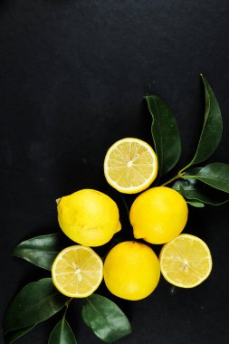 Yapraklı limon grubu, arka planda izole