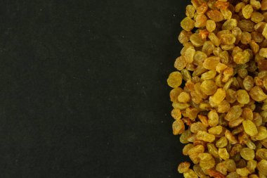 Beyaz arka planda kuru üzümler