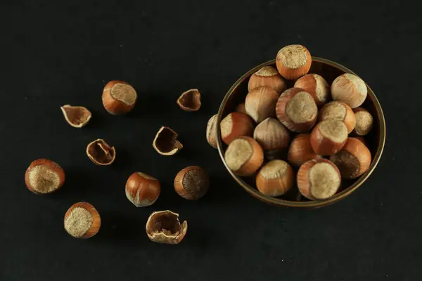 Avelãs no fundo de madeira. amontoado ou empilhado de avelãs. alimentos saudáveis — Fotografia de Stock