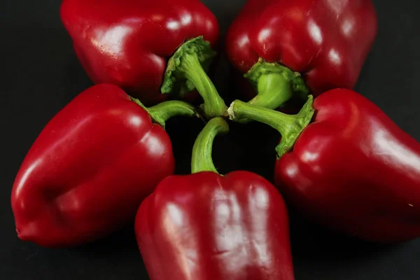 Siyah arkaplanda kırmızı biber