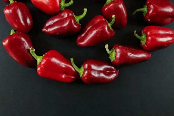 Siyah arkaplanda kırmızı biber