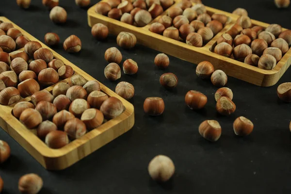 Avelãs no fundo de madeira. amontoado ou empilhado de avelãs. alimentos saudáveis — Fotografia de Stock