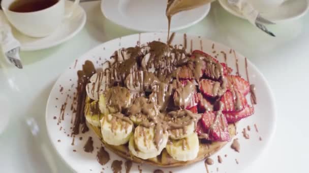 Pfannkuchen mit Schokolade, Nüssen und Bananen. Stapel ganzer Klapphebel. — Stockvideo