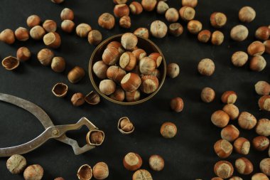 Tahta arka planda fındıklar. Bir yığın fındık. sağlıklı yiyecekler