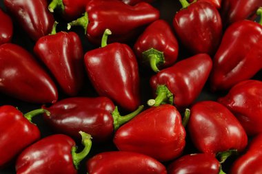 Siyah arkaplanda kırmızı biber