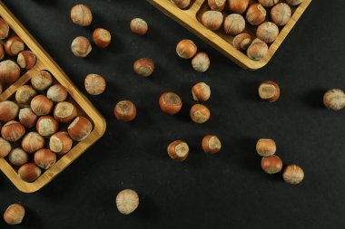 Tahta arka planda fındıklar. Bir yığın fındık. sağlıklı yiyecekler