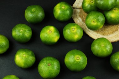 Arka planda yetişen yeşil tatlı mandalinalar