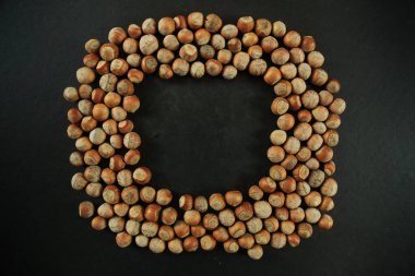 Tahta arka planda fındıklar. Bir yığın fındık. sağlıklı yiyecekler