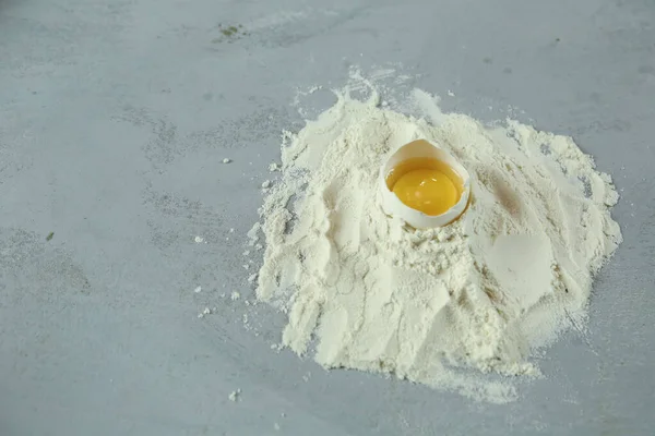 Ingredients for homemade pasta. Food background: macaroni, spagetti, egg, flour — Stok Foto