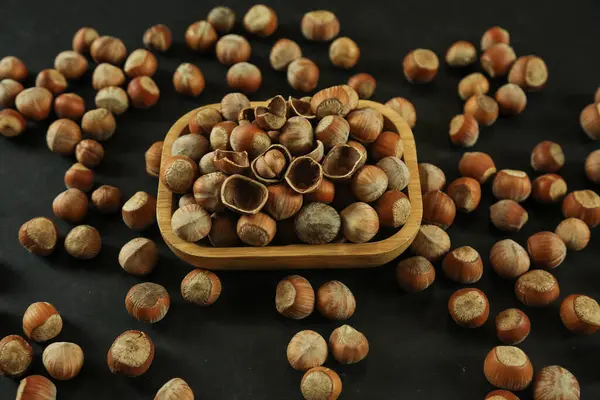 Hasselnötter på träbakgrund. hög med hasselnötter. hälsosam mat — Stockfoto