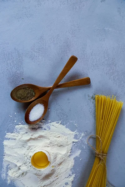 Ingredients for homemade pasta. Food background: macaroni, spagetti, egg, flour — Stock fotografie