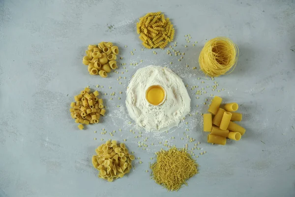 Ingrédients pour pâtes maison. fond alimentaire : macaroni, spagetti, oeuf, farine — Photo