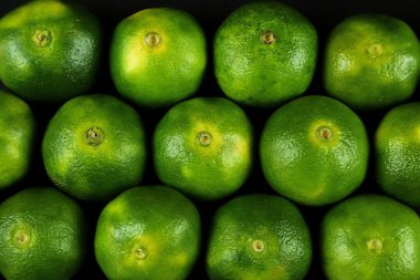 Arka planda yetişen yeşil tatlı mandalinalar